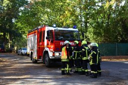 Lf10 der Feuerwehr mit Mannschaft