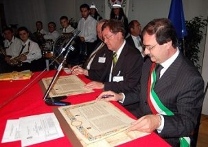 ürgermeister Hans-Dieter Karl und Bürgermeister Fabrizio Giovannoni bei Unterzeichnung des Partnerschaftsabkommens