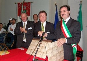 ürgermeister Hans-Dieter Karl und Bürgermeister Fabrizio Giovannoni bei Unterzeichnung des Partnerschaftsabkommens