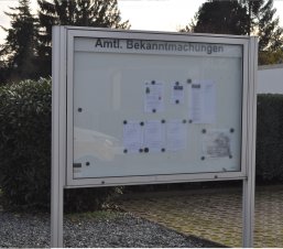 Bekanntmachungskasten an der kath. Kirche Bekanntmachungen