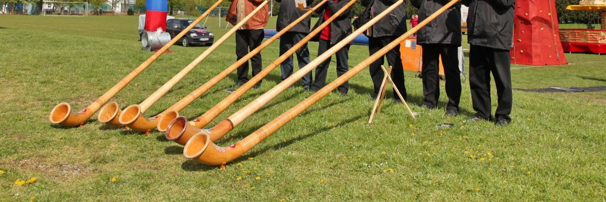 Alphorn-Bläser als Symbol für die Vereine