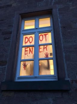 Halloweenparty im Juze "Do not enter" - grusilig beschriftetes Fenster