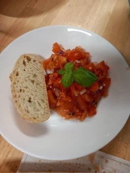 Kochtreff im Juze Zubereitestes Gericht mit Weißbrot