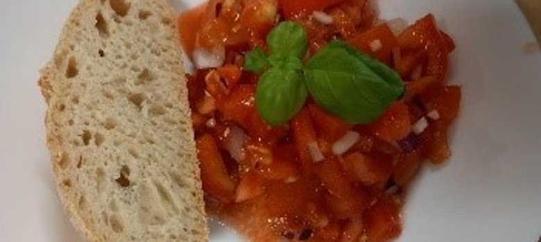 Kochtreff im Juze Zubereitestes Gericht mit Weißbrot