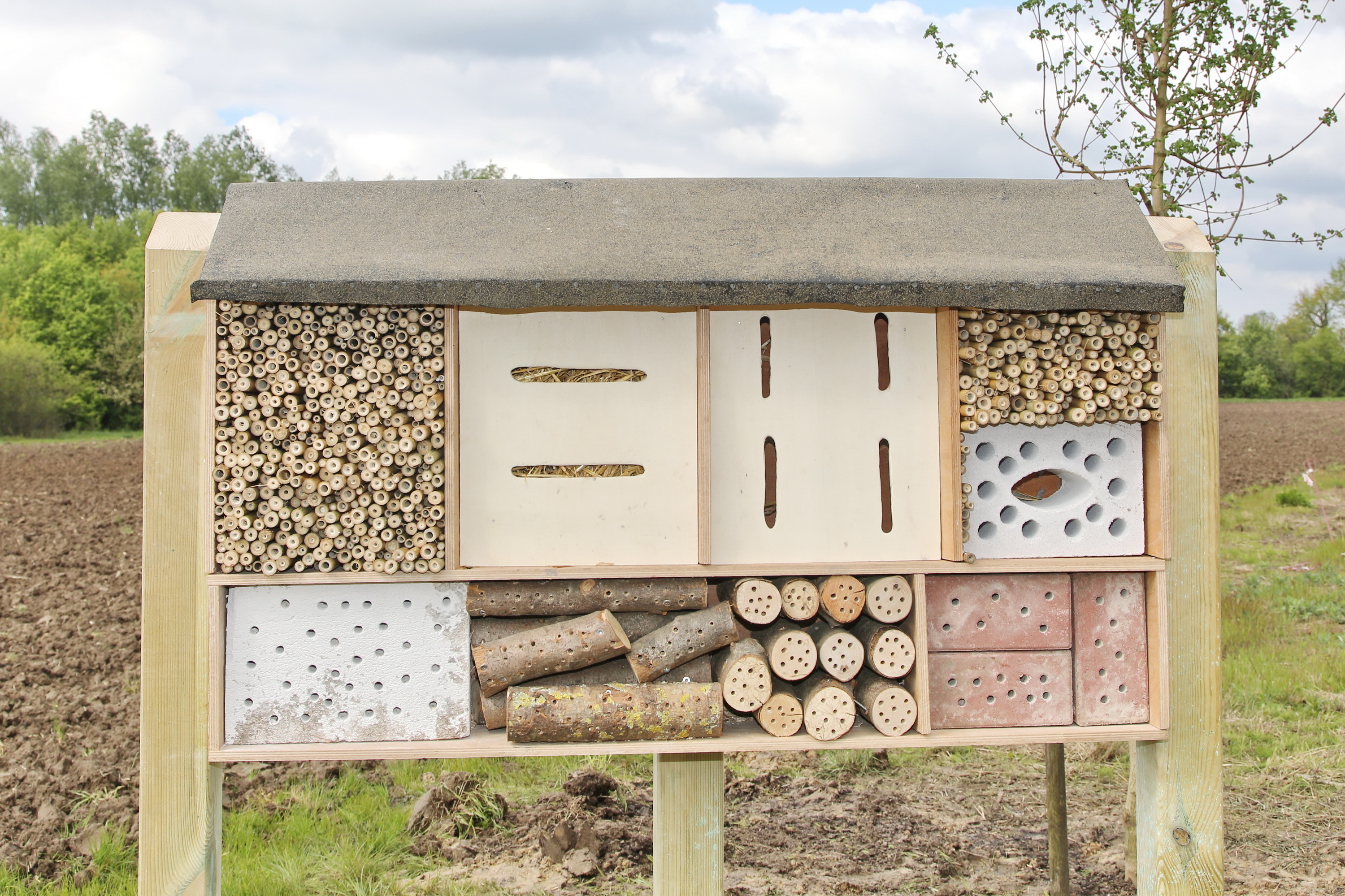Insektenhotel im Rahmen einer 72Stunden Aktion Insektenhotel im Rahmen einer 72Stunden Aktion