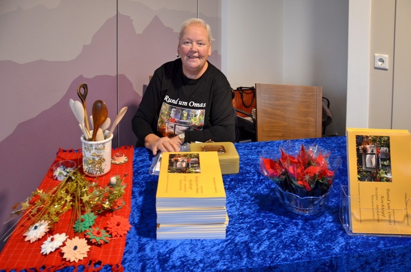 Waldtraud Stelter mit dem neuen Buch "Omas Kochbuch" Waldtraud Stelter mit dem neuen Buch "Omas Kochbuch"
