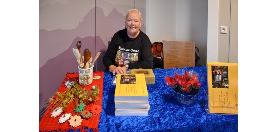 Waldtraud Stelter mit dem neuen Buch "Omas Kochbuch"