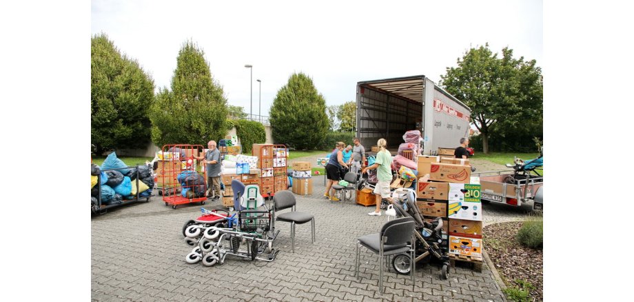 LKW Beladen für Hilfsgüter nach Ivanychi