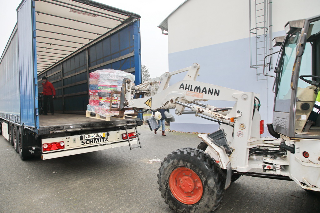 LKW-Beladen mit Weihnachtspäkchen für Ivanychi LKW-Beladen mit Weihnachtspäkchen für Ivanychi