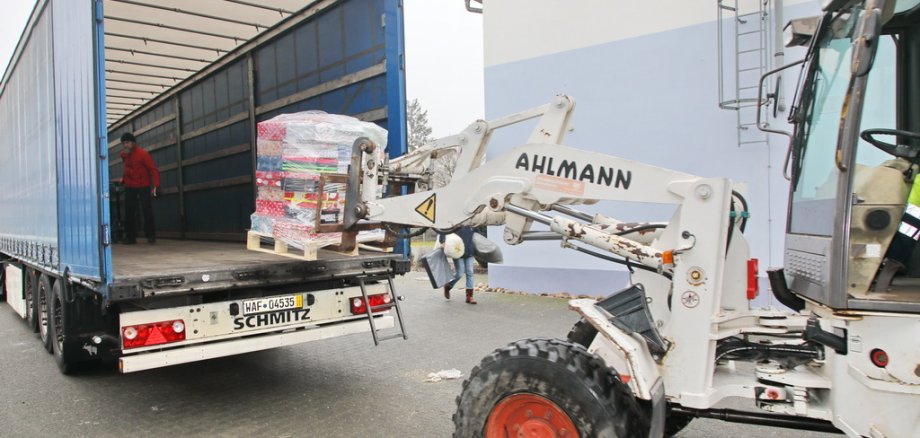 LKW-Beladen mit Weihnachtspäkchen für Ivanychi