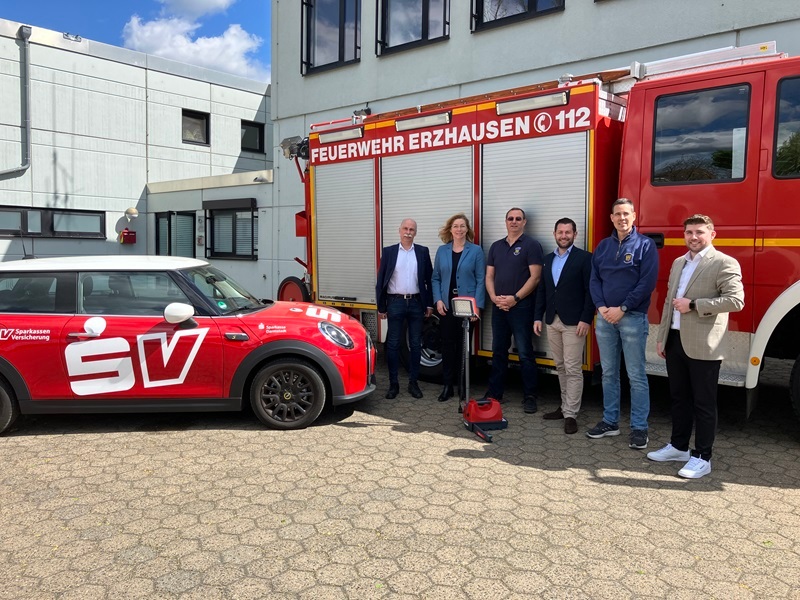 Feuerwehr erhält tragbares LED-Beleuchtungssystem von der Sparkassenversicherung