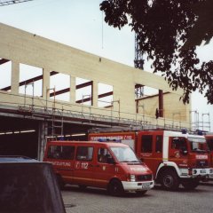 Die Front der Holzbauweise steht