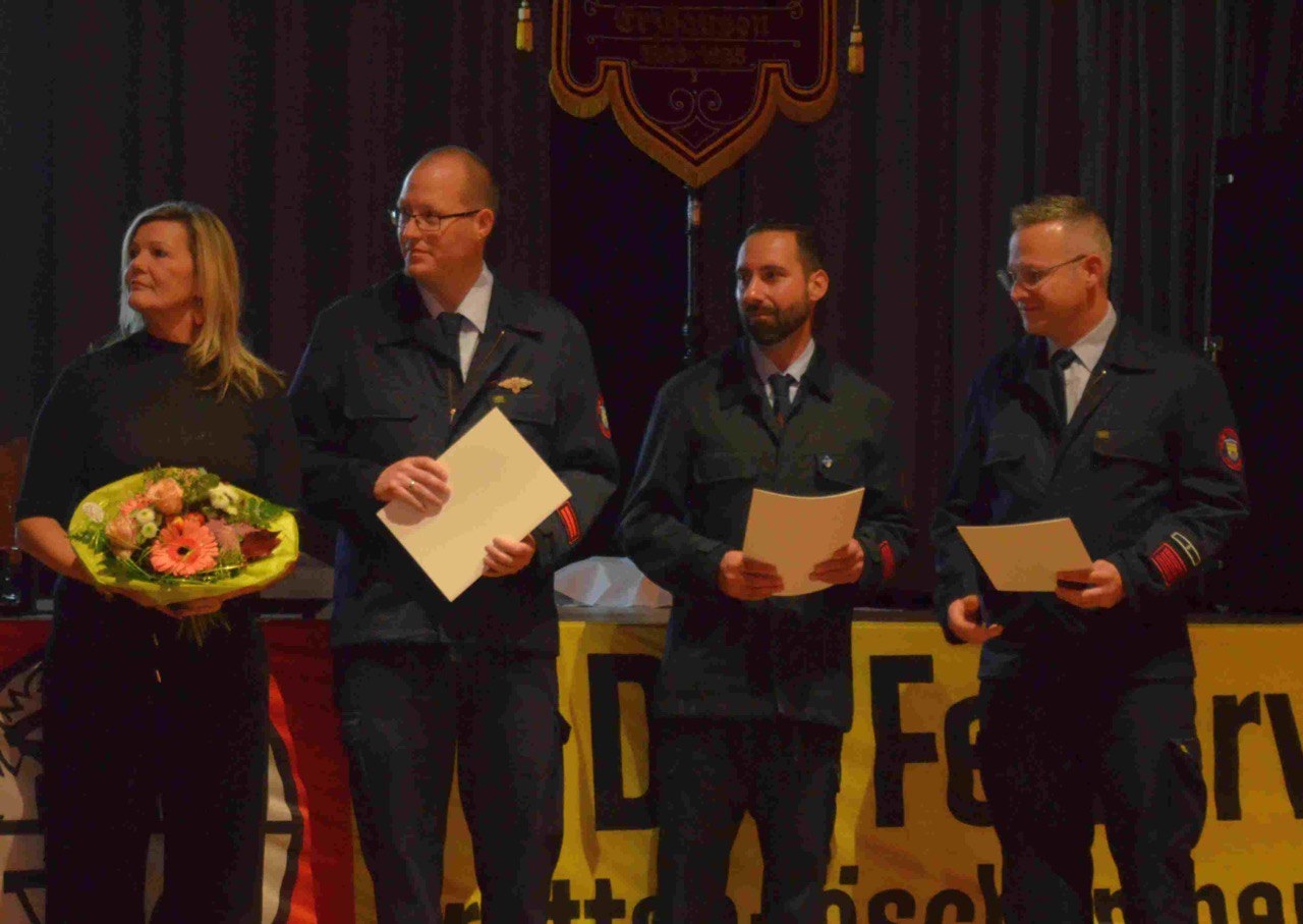 Leiter der Kinderfeuerwehr Erzhausen mit Betreuern / Ausbildern