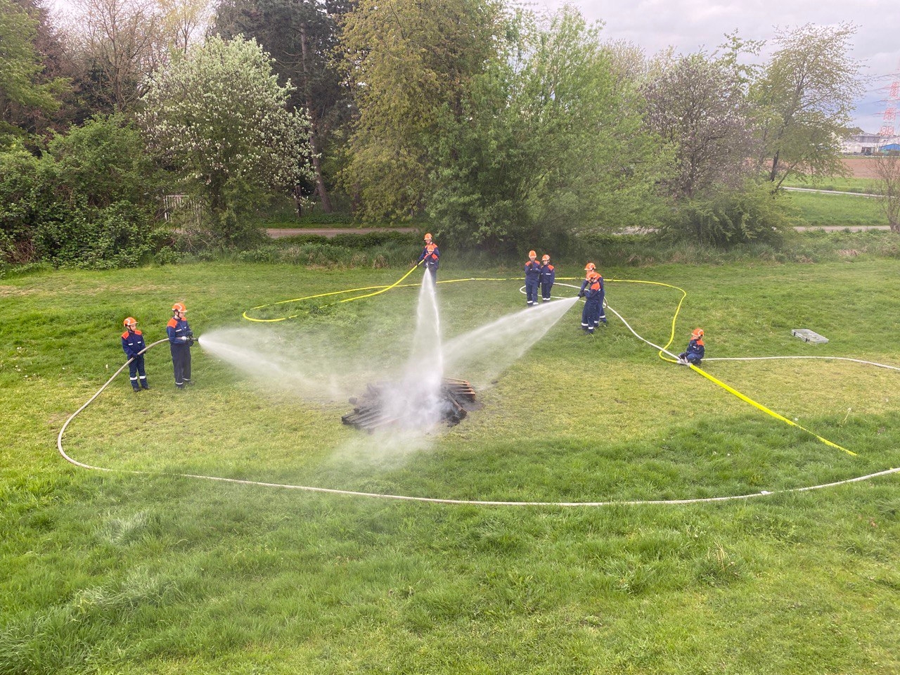 Jugendfeuerwehr: Berufsfeuerwehrtag hier bei der Brandbekämpfung