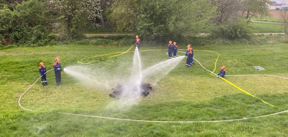 Jugendfeuerwehr: Berufsfeuerwehrtag hier bei der Brandbekämpfung