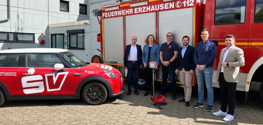 Feuerwehr erhält tragbares LED-Beleuchtungssystem von der Sparkassenversicherung