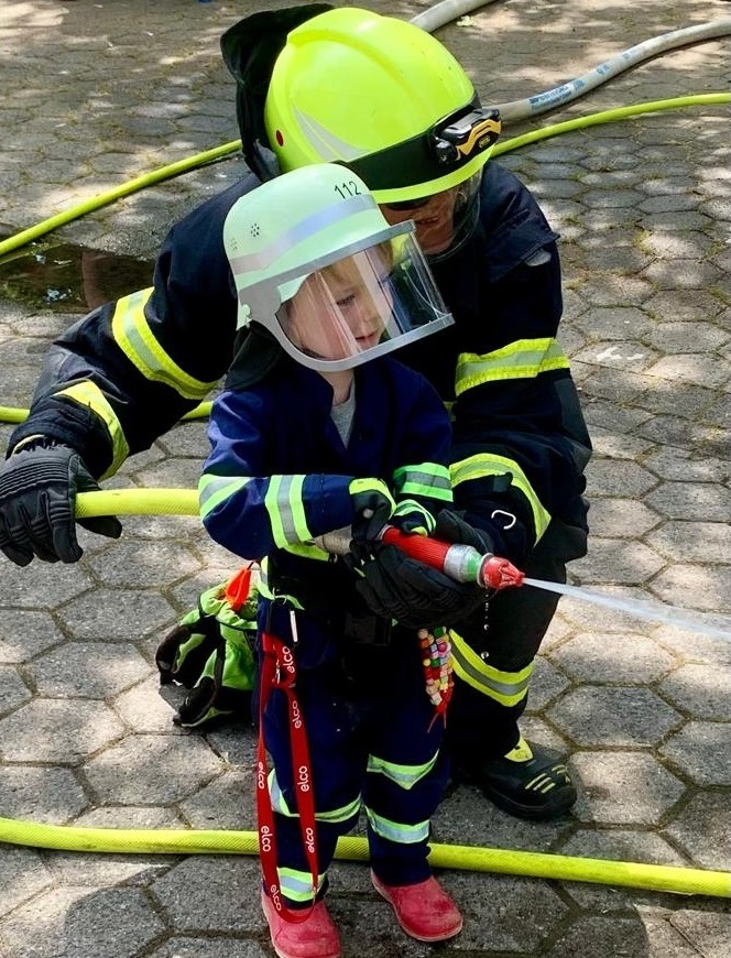 Junge in Uniform auf dem Feuerwehrfest