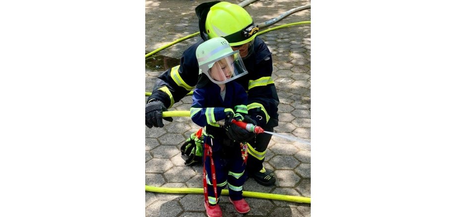 Junge in Uniform auf dem Feuerwehrfest