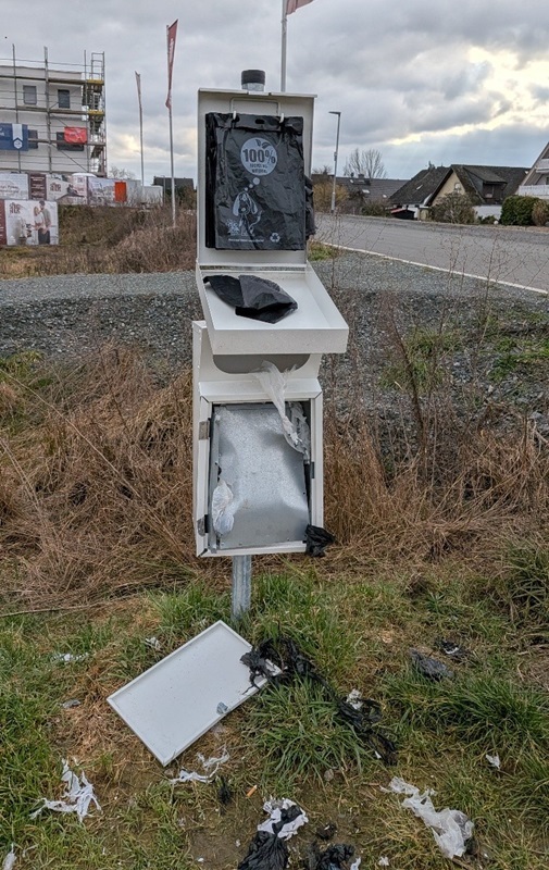 Mutwillige Beschädigung von Hundekotstationen