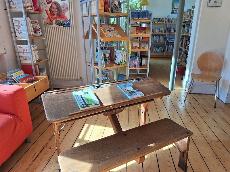 Möbelstück: eine hölzerne Schulbank aus dem Museum der Schiller-Schule