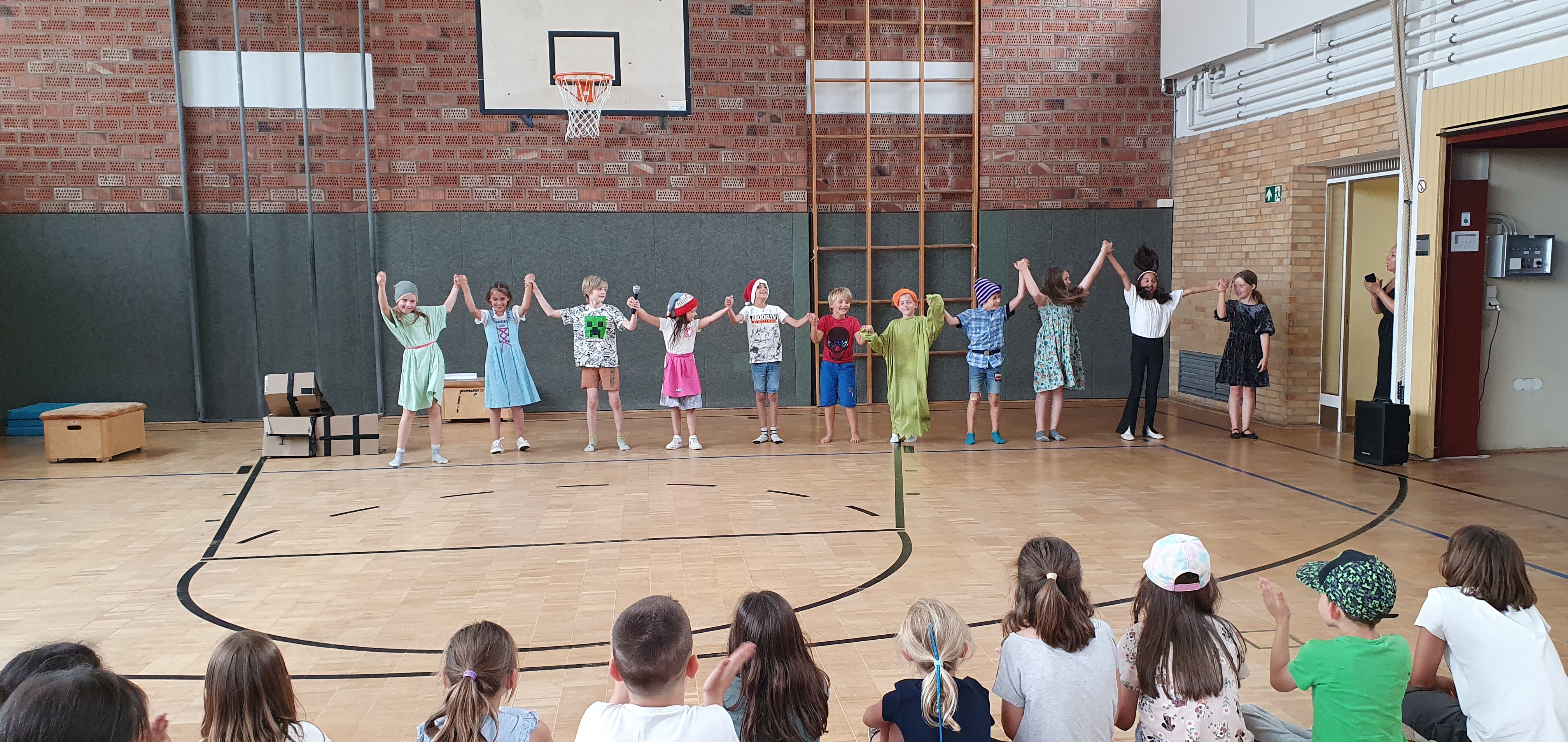 Theater-AG der Kinder-und Jugendförderung - Märchen mal anders