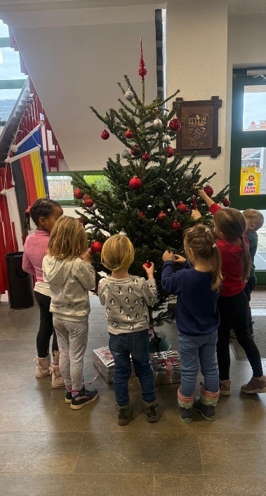 Weihnachtsbaum im Rathaus geschmückt