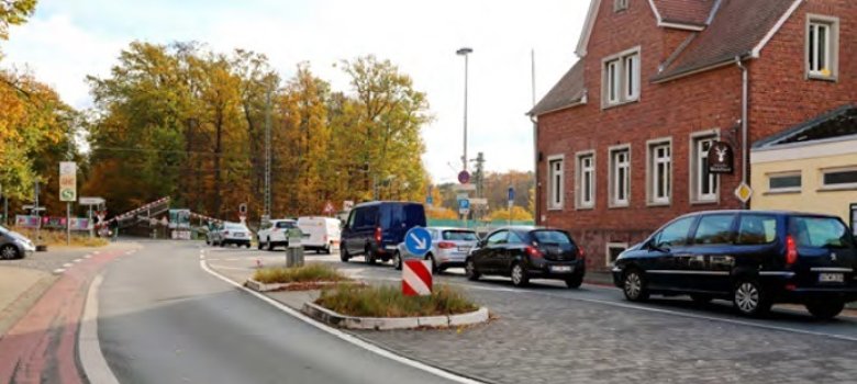 Blick entlang der Bahnstraße bis zum Bahnübergang